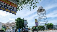 Sebelumnya, tugu Pamulang, Tangerang Selatan, ramai diperbincangkan di media sosial. Sebab, bangunan tugu tersebut sangat berbeda jauh dengan desainnya.