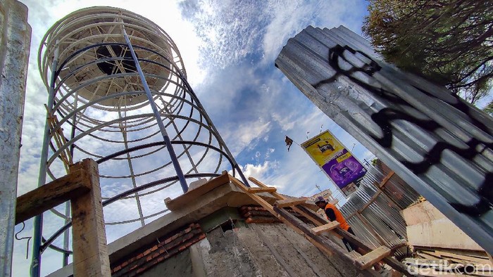 Tugu Pamulang yang sempat bikin heboh warganet mulai direvitalisasi. Revitalisasi Tugu Pamulang ini pun sudah berjalan sekitar 2 minggu.