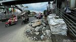 Kok Bisa, Tumpukan Material yang Bikin Sempit Jalan Kramat Jati Dibiarkan Saja