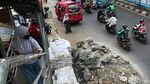 Kok Bisa, Tumpukan Material yang Bikin Sempit Jalan Kramat Jati Dibiarkan Saja