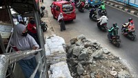 Warga pun berharap material yang menutupi sebahagian badan jalan secepatnya dipindahkan agar tidak mengganggu lalulintas.