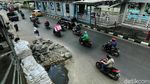 Kok Bisa, Tumpukan Material yang Bikin Sempit Jalan Kramat Jati Dibiarkan Saja