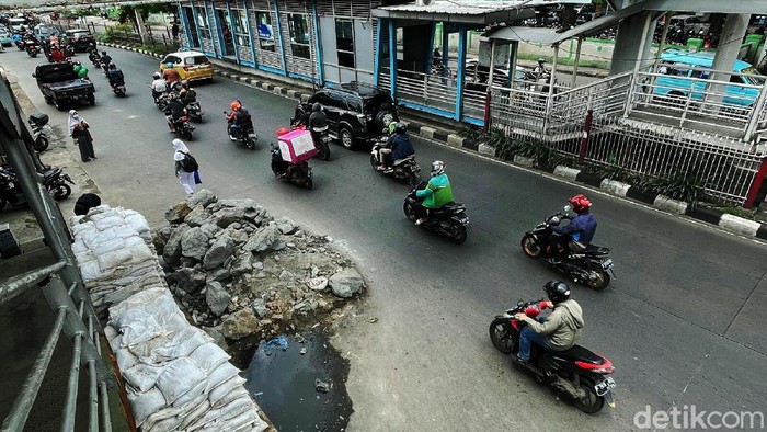 Waduh, Tumpukan Batu-Karung Pasir Bikin Sempit Jalan Kramat Jati Tumpukan material batu dan karung pasir di Jalan Raya Bogor, Kramat Jati, Jakarta Timur, dikeluhkan warga. Pasalnya keberadaan material itu mempersempit jalan.