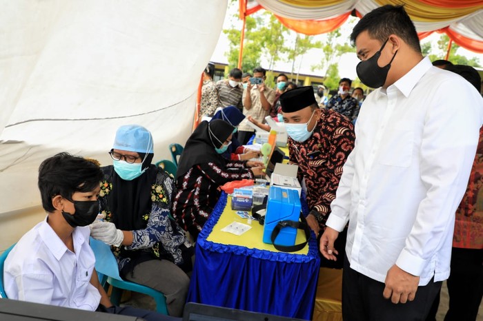 Wali Kota Medan Bobby Nasution tinjau vaksinasi bagi pelajar di Kota Medan