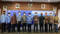 Sebagai bentuk solidaritas Hipmi Jaya memberikan bantuan 10 mesin jahit kepada ukm konveksi binaan dan dana bantuan banjir agar dapat akselarasi dan berkolaborasi dengan pemerintah jakarta barat untuk tumbuh dan bangkit ekonomidi masa pandemi.