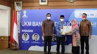 Walikota Jakarta Barat Yani Wahyu Purwoko (kedua kiri), bersama Ketua Umum Badan Pengurus Daerah (BPD) Himpunan Pengusaha Muda Indonesia Jakarta Raya (Hipmi Jaya) Sona Maesana (kiri) dan Ketua Panitia Unit Kecil Menengah (UKM) Biantra Wiyogo (kanan) secara simbolus memberikan bantuan mesin jahit kepada pelaku UKM, saat membuka Webinar UKM Bangkit, Ekonomi Tumbuh di kantor Walikota Jakarta Barat, Senin (29/11/21).