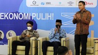 Ketua Panitia Unit Kecil Menengah (UKM) Biantra Wiyogo, Kepala Bagian Perekonomian Setko Administrasi Jakarta Barat Iqbal Idham Ramid dan Ketua Bidang 6 BPD HIPMI Jaya Dony Langgeng saat menjadi pembicara Webinar UKM Bangkit, Ekonomi Tumbuh di kantor Walikota Jakarta Barat, Senin (29/11/21).