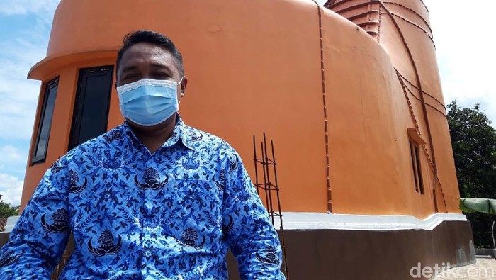 Bangunan di Boyolali ini menyita perhatian pengguna jalan. Rumah milik Dedy Saryawan ini berbentuk sepatu dengan warna oranye yang mencolok.