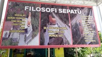 Di depan bangunan lantai satu, Dedy juga memasang tiga media jenis MMT yang bertuliskan tentang filosofi sepatu. Antara lain bertuliskan Mereka saling melengkapi. Seiring sejalan. Kadang ada yang di depan, maka yang di belakang berusaha mengimbangi. Yang di depan juga harus mengalah untuk bisa diikuti, Tidak pernah ganti pasangan walau sudah usang dan karena dimakan usia, dan Sepatu: (sejalan sampai tua). Filosofi sepatu ini bisa menjadi contoh yang baik bagi arti sebuah kebersamaan dan persaudaraan kita.
