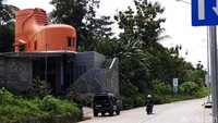 Rumah sepatu tersebut berada di jalan baru, menghubungkan exit gerbang tol Boyolali dengan Alun-alun Lor dan jalur lingkar utara atau jalan Prof Soeharso, Kabupaten Boyolali, Jawa Tengah. Dari exit tol di Mojosongo, bangunan ini berada di selatan atau kiri jalan. Masuk Dukuh Berdug RT 01/06 Desa Kragilan, Kecamatan Mojosongo.
