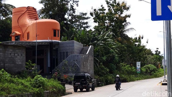 Wow! Di Boyolali Ada Rumah Berbentuk Sepatu Bangunan di Boyolali ini menyita perhatian pengguna jalan. Rumah milik Dedy Saryawan ini berbentuk sepatu dengan warna oranye yang mencolok.