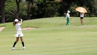 Peserta Kompetisi Xpora Virtual Golf Tour 2021 tengah melakukan approach shot di Bali National Golf Club, Minggu (28/11/2021).