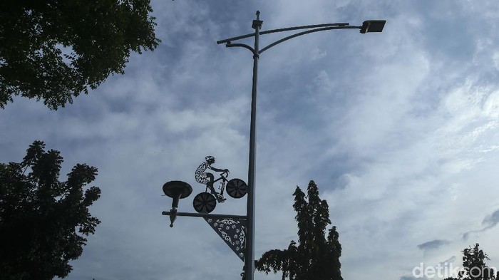 Ada 'Sepeda' di Lampu Jalan Senopati Pengendara melintas di Kawasan Senopati, Jakarta, Selasa (30/11/2021).