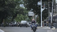Pengendara melintas di Kawasan Senopati, Jakarta, Selasa (30/11/2021).   