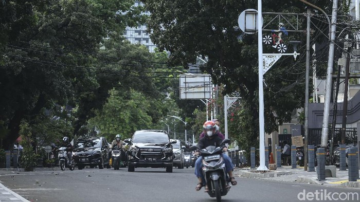 Pengendara melintas di Kawasan Senopati, Jakarta, Selasa (30/11/2021).