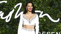 Sementara itu Adriana Lim tetap terlihat seksi menawan dengan dress putih yang memamerkan pinggang rampingnya itu. Joel C Ryan/Invision/AP/Joel C Ryan