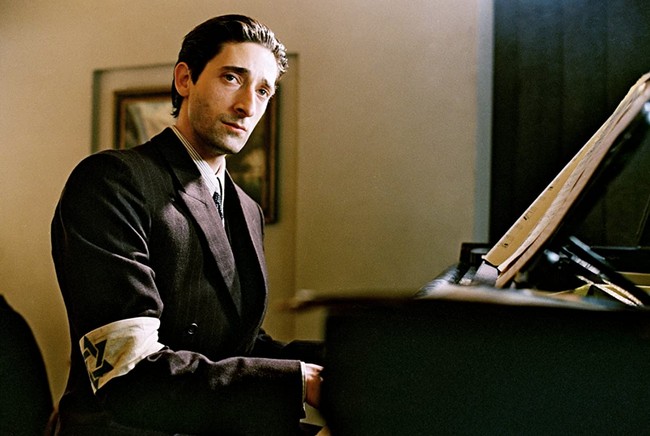 Adrien Brody meraih sukses besar lewat film ‘The Pianist’ yang membuatnya diganjar piala Oscar sebagai Aktor Terbaik. Pencapaian itu tidak mudah didapatnya. Untuk mendalami peran, dia harus menjual apartemen dan mobil, tidak pakai ponsel dan pindah ke Eropa dengan hanya berbekal dua tas dan keyboard. Foto: Dok. Ist