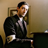 Adrien Brody meraih sukses besar lewat film ‘The Pianist’ yang membuatnya diganjar piala Oscar sebagai Aktor Terbaik. Pencapaian itu tidak mudah didapatnya. Untuk mendalami peran, dia harus menjual apartemen dan mobil, tidak pakai ponsel dan pindah ke Eropa dengan hanya berbekal dua tas dan keyboard. Foto: Dok. Ist