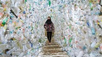 Nina merupakan anak ketiga dari pasangan Prigi Arisandi dan Daru Setyorini. Kedua orang tua Nina merupakan merupakan aktivis lingkungan dari Ecoton, sebuah organisasi konservasi lingkungan yang concern terhadap pemulihan sungai yang tercemar di Gresik dan Surabaya.