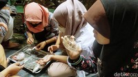 Meski sudah dikenal sebagai aktivis lingkungan, Nina tetaplah seorang remaja biasa. Ia juga aktif bermain dengan teman-temannya. Hal-hal yang dilakukan remaja kebanyakan juga dilakukan olehnya.
