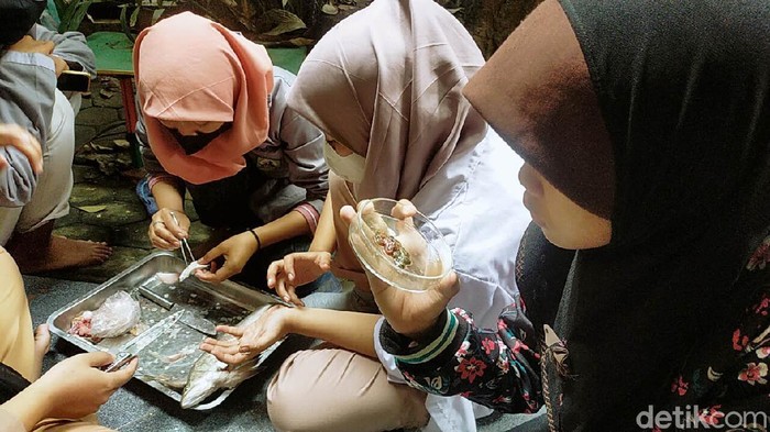 Aeshnina Azzahra Aqilani (14) merupakan pelajar Sekolah Menengah Pertama (SMP) asal Gresik, Jawa Timur yang menjadi aktivis lingkungan internasional. Karena aktivitasnya dalam membahas isu lingkungan, seperti persoalan sampah, Aeshnina bahkan diundang menjadi salah satu pembicara di Plastic Health Summit 2021 di Amsterdam.