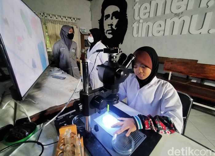 Aeshnina Azzahra Aqilani (14) merupakan pelajar Sekolah Menengah Pertama (SMP) asal Gresik, Jawa Timur yang menjadi aktivis lingkungan internasional. Karena aktivitasnya dalam membahas isu lingkungan, seperti persoalan sampah, Aeshnina bahkan diundang menjadi salah satu pembicara di Plastic Health Summit 2021 di Amsterdam.