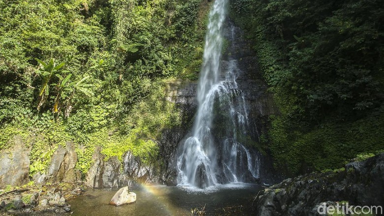 Air Terjun Gitgit terletak di Desa Gitgit, Kecamatan Sukasada, Kabupaten Buleleng. Air terjun ini merupakan salah satu air terjun terkenal di kawasan Bali Utara.