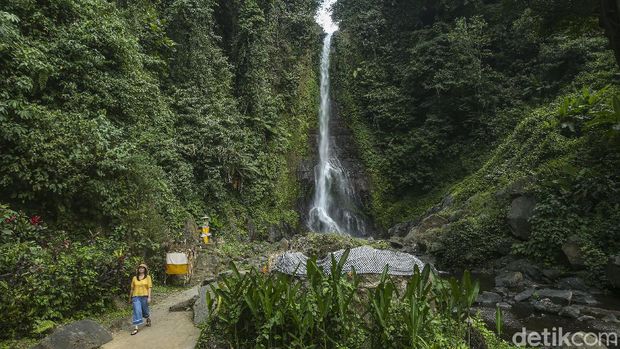 Air Terjun Gitgit terletak di Desa Gitgit, Kecamatan Sukasada, Kabupaten Buleleng. Air terjun ini merupakan salah satu air terjun terkenal di kawasan Bali Utara.