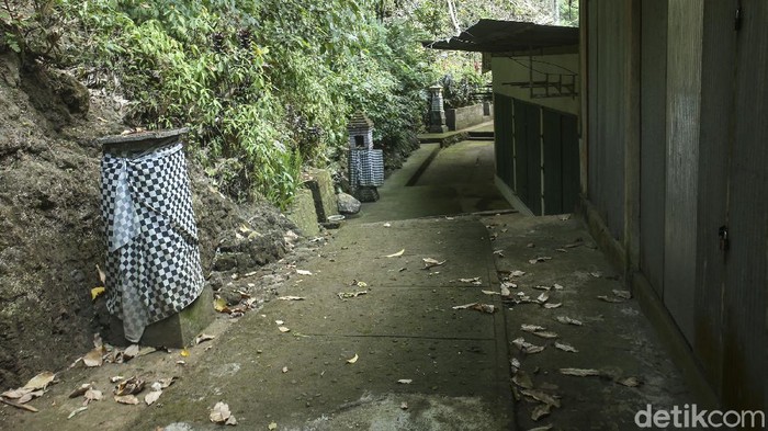 Air Terjun Gitgit terletak di Desa Gitgit, Kecamatan Sukasada, Kabupaten Buleleng. Air terjun ini merupakan salah satu air terjun terkenal di kawasan Bali Utara.