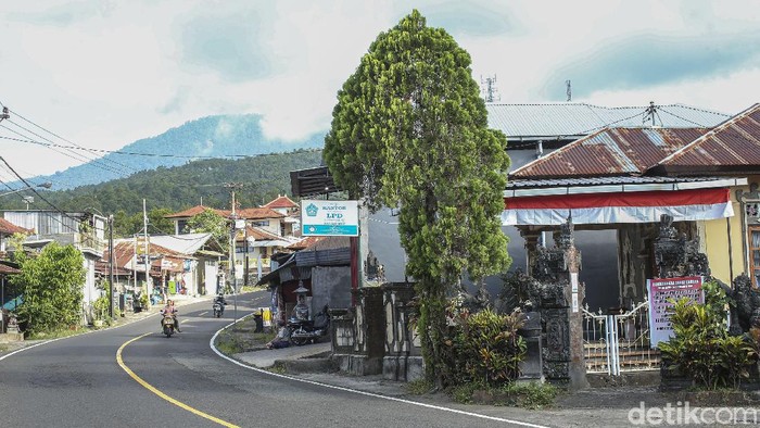 Air Terjun Gitgit terletak di Desa Gitgit, Kecamatan Sukasada, Kabupaten Buleleng. Air terjun ini merupakan salah satu air terjun terkenal di kawasan Bali Utara.