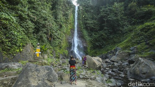 Air Terjun Gitgit terletak di Desa Gitgit, Kecamatan Sukasada, Kabupaten Buleleng. Air terjun ini merupakan salah satu air terjun terkenal di kawasan Bali Utara.