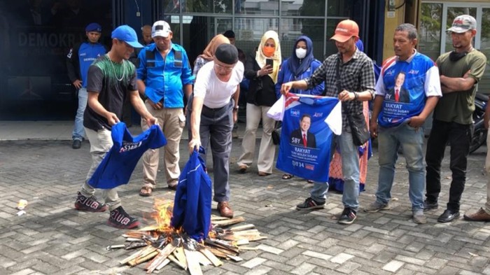 Aksi bakar atribut kader Demokrat Riau (Foto: dok Istimewa)