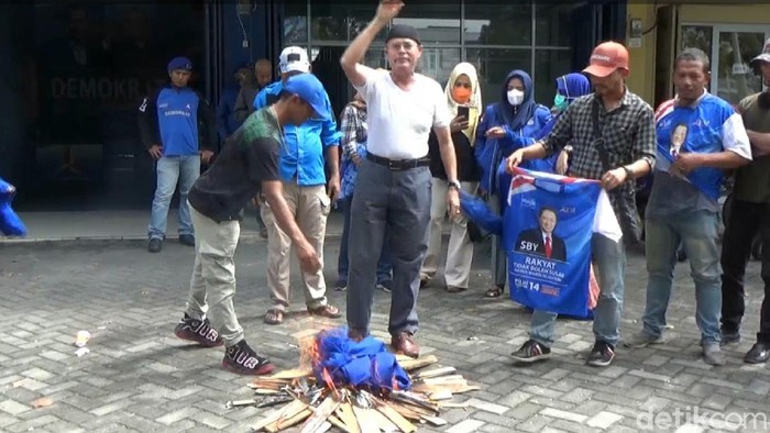 Aksi kader Demokrat Riau bakar baju (Raja Adil Siregar/detikcom) Aksi kader Demokrat Riau bakar baju (Raja Adil Siregar/detikcom)
