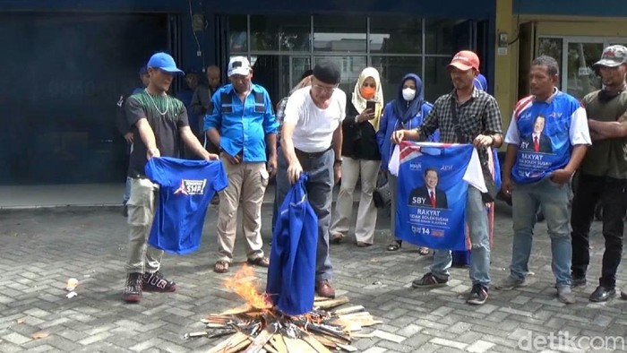 Aksi kader Demokrat Riau bakar baju (Raja Adil Siregar/detikcom)