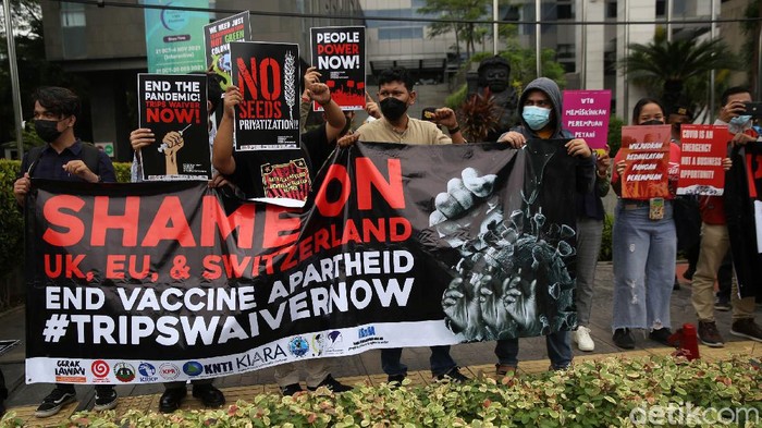 Sejumlah massa gabungan organisasi masyarakat sipil koalisi gerak lawan melakukan aksi unjuk rasa di Kementrian Perdagangan, Jakarta, Selasa (30/11/2021). Mereka mengecam kehadiran WTO dengan kebijakan yang merugikan nasib rakyat kecil. Kehadiran WTO bukan melahirkan solusi atas problematika rakyat di negara berkembang, justru menghadirkan kesenjangan mendalam bagi pembangunan dan arah ekonomi di negara berkembang-kurang berkembang.