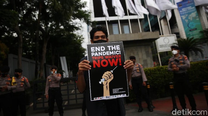 Sejumlah massa gabungan organisasi masyarakat sipil koalisi gerak lawan melakukan aksi unjuk rasa di Kementrian Perdagangan, Jakarta, Selasa (30/11/2021). Mereka mengecam kehadiran WTO dengan kebijakan yang merugikan nasib rakyat kecil. Kehadiran WTO bukan melahirkan solusi atas problematika rakyat di negara berkembang, justru menghadirkan kesenjangan mendalam bagi pembangunan dan arah ekonomi di negara berkembang-kurang berkembang.