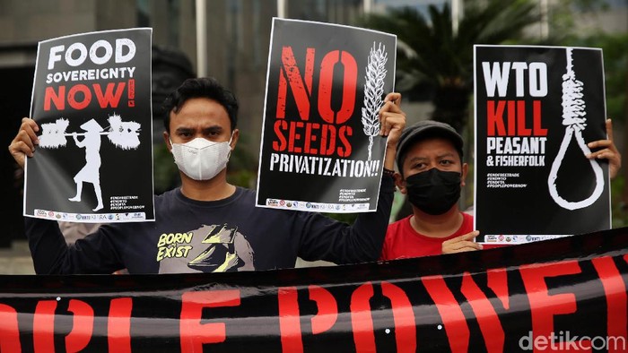 Aksi Tolak WTO di Kemendag Sejumlah massa gabungan organisasi masyarakat sipil koalisi gerak lawan melakukan aksi unjuk rasa di Kementrian Perdagangan, Jakarta, Selasa (30/11/2021). Mereka mengecam kehadiran WTO dengan kebijakan yang merugikan nasib rakyat kecil. Kehadiran WTO bukan melahirkan solusi atas problematika rakyat di negara berkembang, justru menghadirkan kesenjangan mendalam bagi pembangunan dan arah ekonomi di negara berkembang-kurang berkembang.
