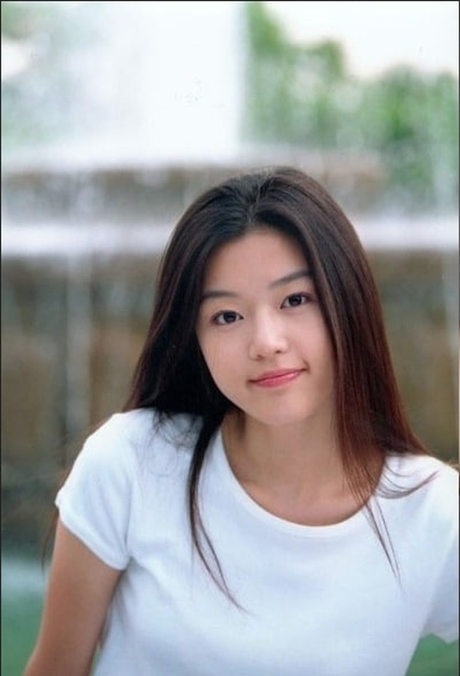 Jun Ji Hyun yang kini menjadi aktris top Korea mengawali karier sebagai model. Ikon kecantikan Korea Selatan itu pertama kali jadi model untuk Majalah Ecole di 1997 pada usia 16. Pemeran Jirisan tersebut mulai dikenal setelah membintangi iklan Samsung My Jet Printer. Foto: Dok. Soompi