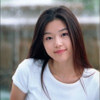 Jun Ji Hyun yang kini menjadi aktris top Korea mengawali karier sebagai model. Ikon kecantikan Korea Selatan itu pertama kali jadi model untuk Majalah Ecole di 1997 pada usia 16. Pemeran Jirisan tersebut mulai dikenal setelah membintangi iklan Samsung My Jet Printer. Foto: Dok. Soompi
