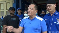 Foto: Ketua DPD Partai Demokrat, Riau Asri Auzar, pun turut memutuskan keluar dari partai berlambang mirip logo Mercy tersebut