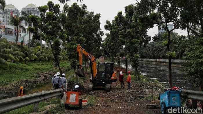 Bangun Polder, Cara Cegah Banjir di Kelapa Gading Sejumlah pekerja mengerjakan proyek polder antisipasi banjir di kawasan jalan Bulevard Artha Gading, Kelapa Gading, Jakarta Utara, Selasa (30/11).