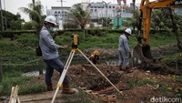Sejumlah pekerja mengerjakan proyek polder antisipasi banjir di kawasan jalan Bulevard Artha Gading, Kelapa Gading, Jakarta Utara, Selasa (30/11).  