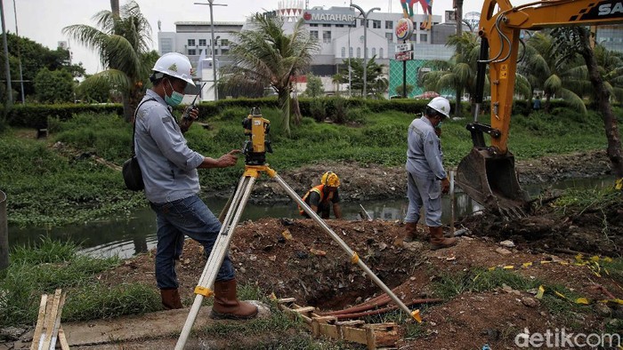 Sejumlah pekerja mengerjakan proyek polder antisipasi banjir di kawasan jalan Bulevard Artha Gading, Kelapa Gading, Jakarta Utara, Selasa (30/11).