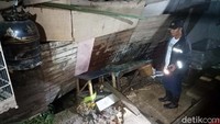 Banjir bandang terjadi karena hujan deras dan menyebabkan sungai di desa setempat meluap ke permukiman warga.