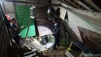Banjir bandang menerjang puluhan rumah, dua di antaranya roboh. Bahkan ada satu rumah beserta isinya dan pondasi terbawa banjir bandang.