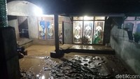 Banjir bandang dipicu hujan deras di wilayah Desa Wonosoco. Akibatnya limpasan sungai melebihi kapasitas dan meluap ke permukiman warga. Ketinggian genangan banjir mencapai 50 sentimeter.