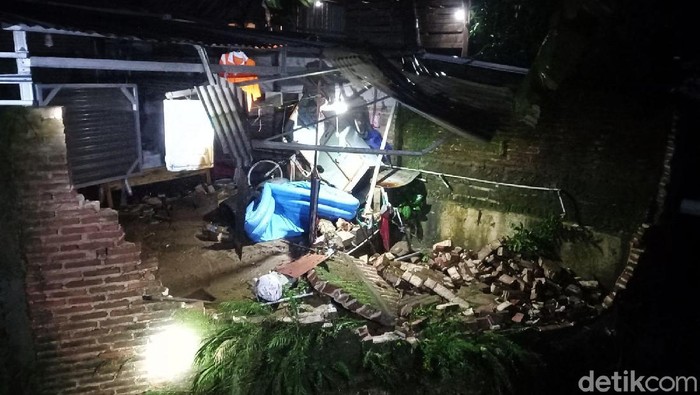Rumah warga di Wonosoco Kecamatan Undaan yang terkena banjir bandang, Senin (29/11/2021).