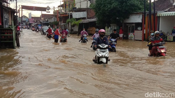 Banjir di Mejobo akibat tanggul Sungai Dawe jebol