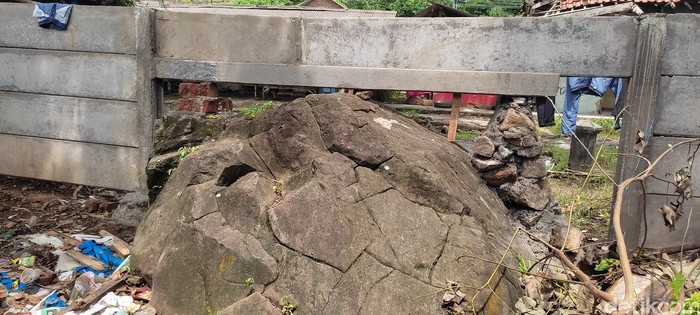 Batu lava sisa letusan Krakatau jadi ganjalan pagar beton