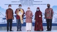 Direktur Pengembangan dan Investasi BPJAMSOSTEK Edwin Ridwan CFA, FRM bersama dengan Menteri Ketenagakerjaan RI Ida Fauziyah dan Direktur Utama Bank BTN Haru Koesmahargyo meninjau akad massal kredit rumah pekerja yang merupakan Manfaat Layanan Tambahan (MLT) dari program Jaminan Hari Tua (JHT).